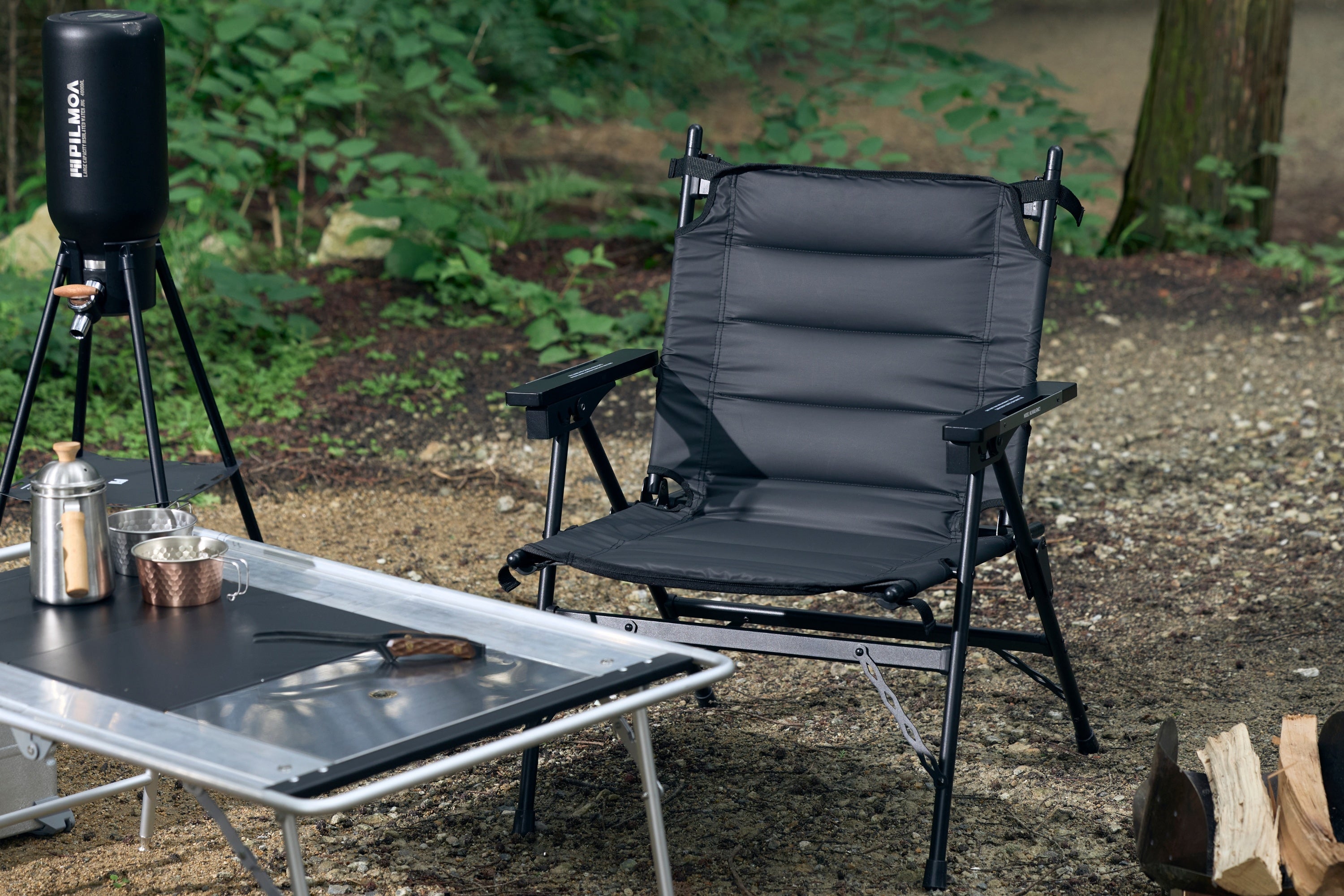 WAQ Reclining Mid Chairの使用例。周囲のテーブルや小物は付属品ではありません。