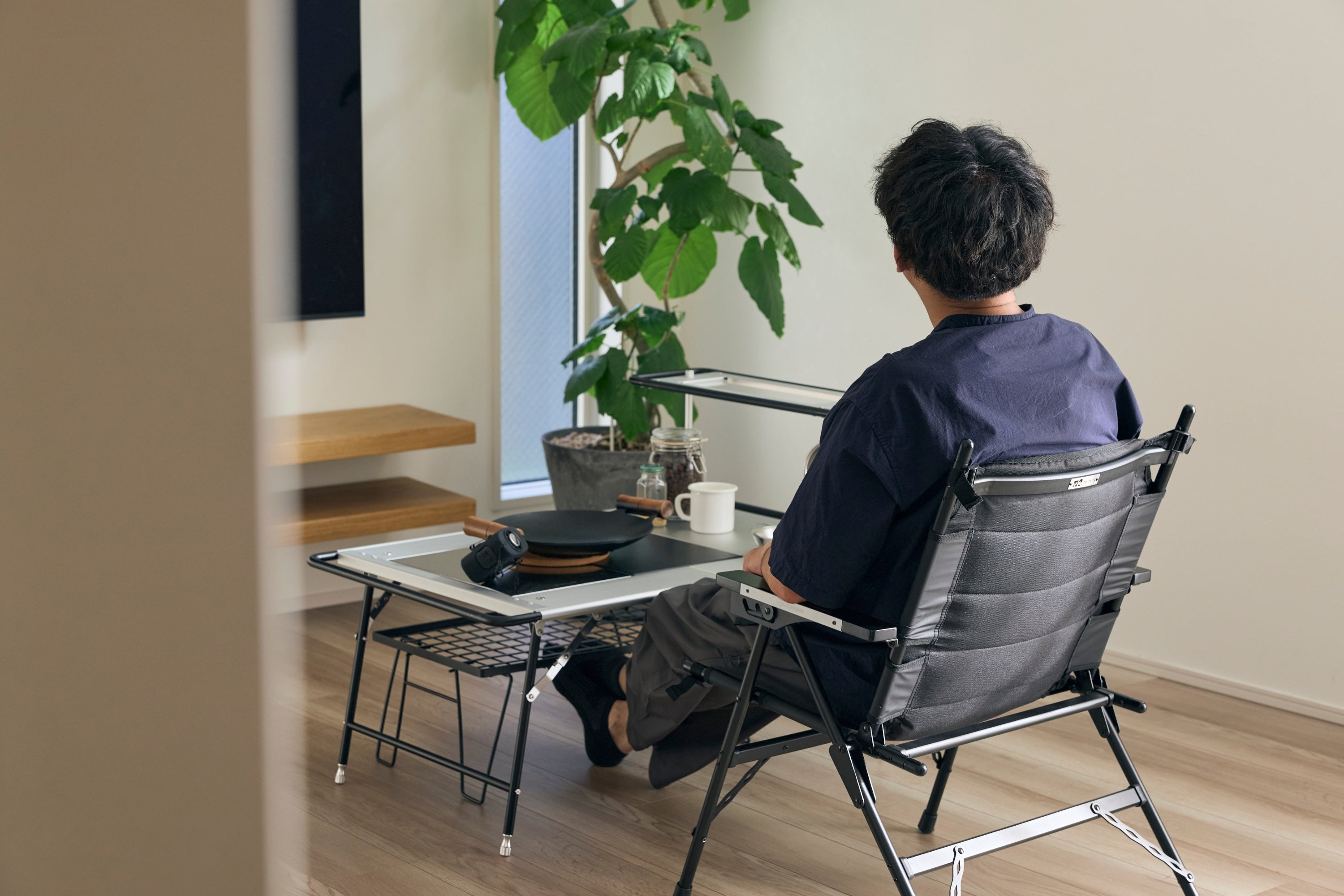 背面のフレームと生地を確認できる屋内使用例。