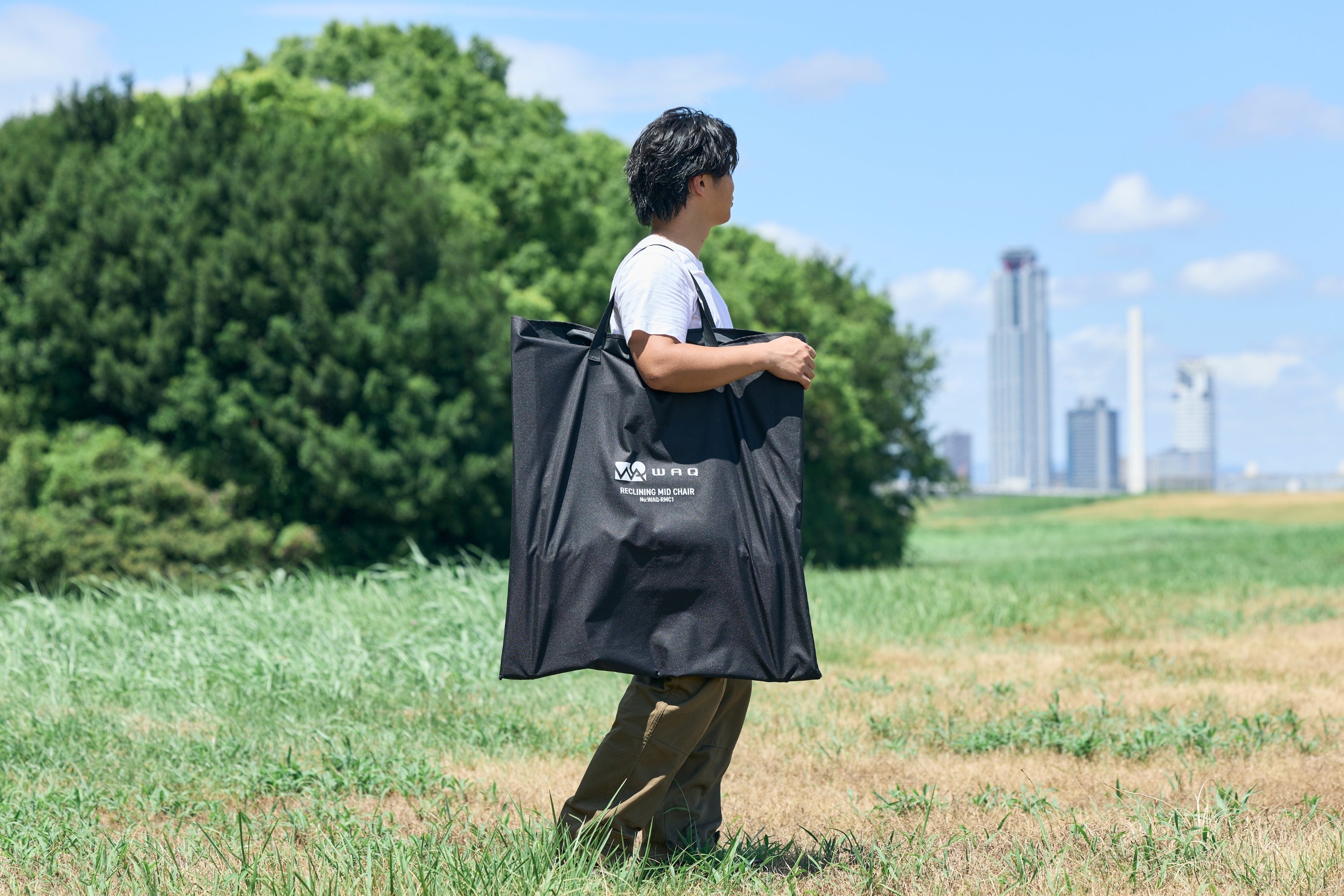 収納バッグで運ぶメーカー使用例。収納時にも約60×70cmの面積があります。