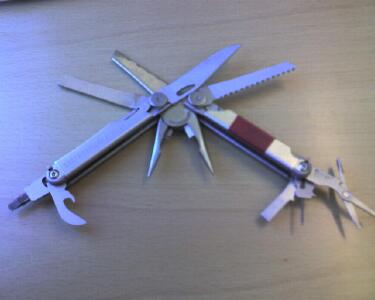 各ツールを展開したLeatherman Waveの2006年撮影写真