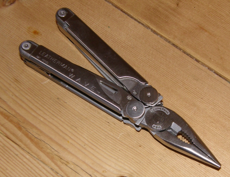 プライヤーを開いた旧型Leatherman Waveの2008年撮影写真