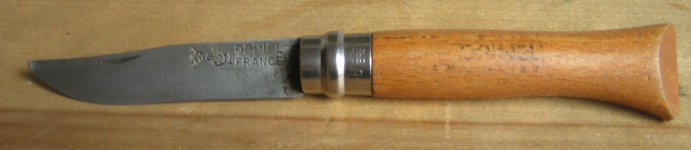 長年使われたOPINEL No.06の折りたたみナイフ。刃に黒いパティナがある2007年の写真
