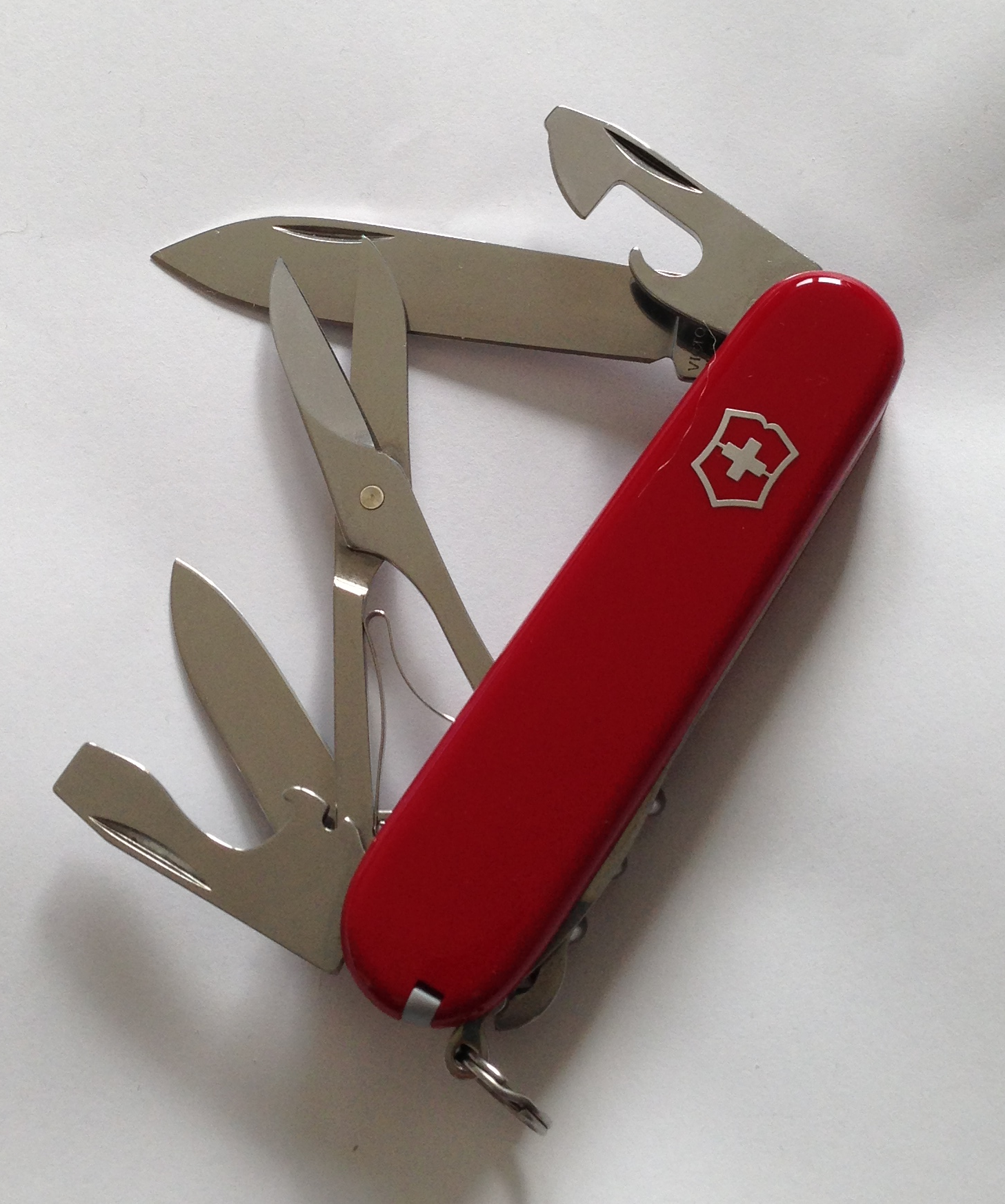 赤いVictorinox Climber 1.3703の大刃、はさみ、せん抜きなどを開いた写真