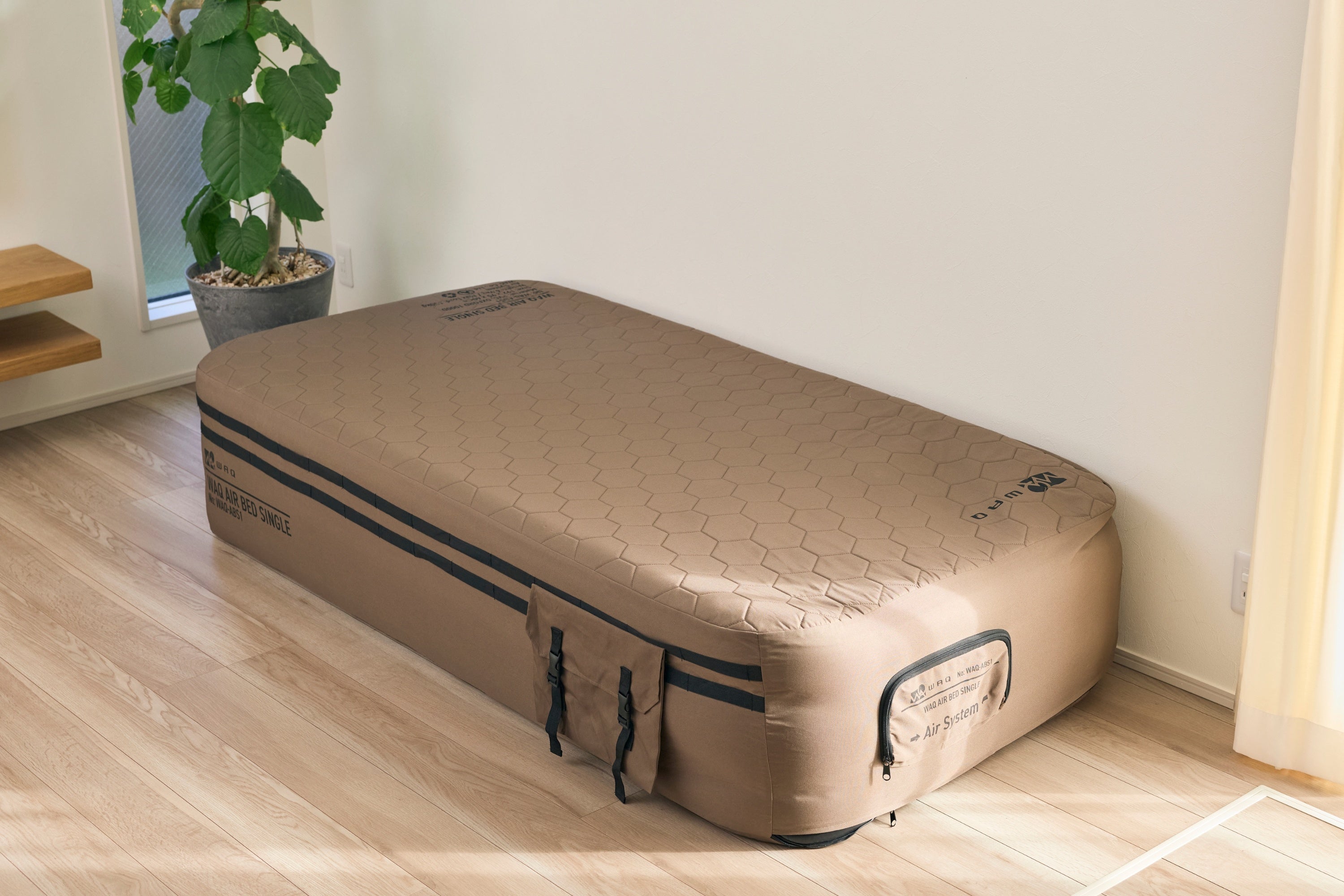 WAQが配布したAIR BED Singleコヨーテの室内設置例。周囲の家具・植物は付属しません。