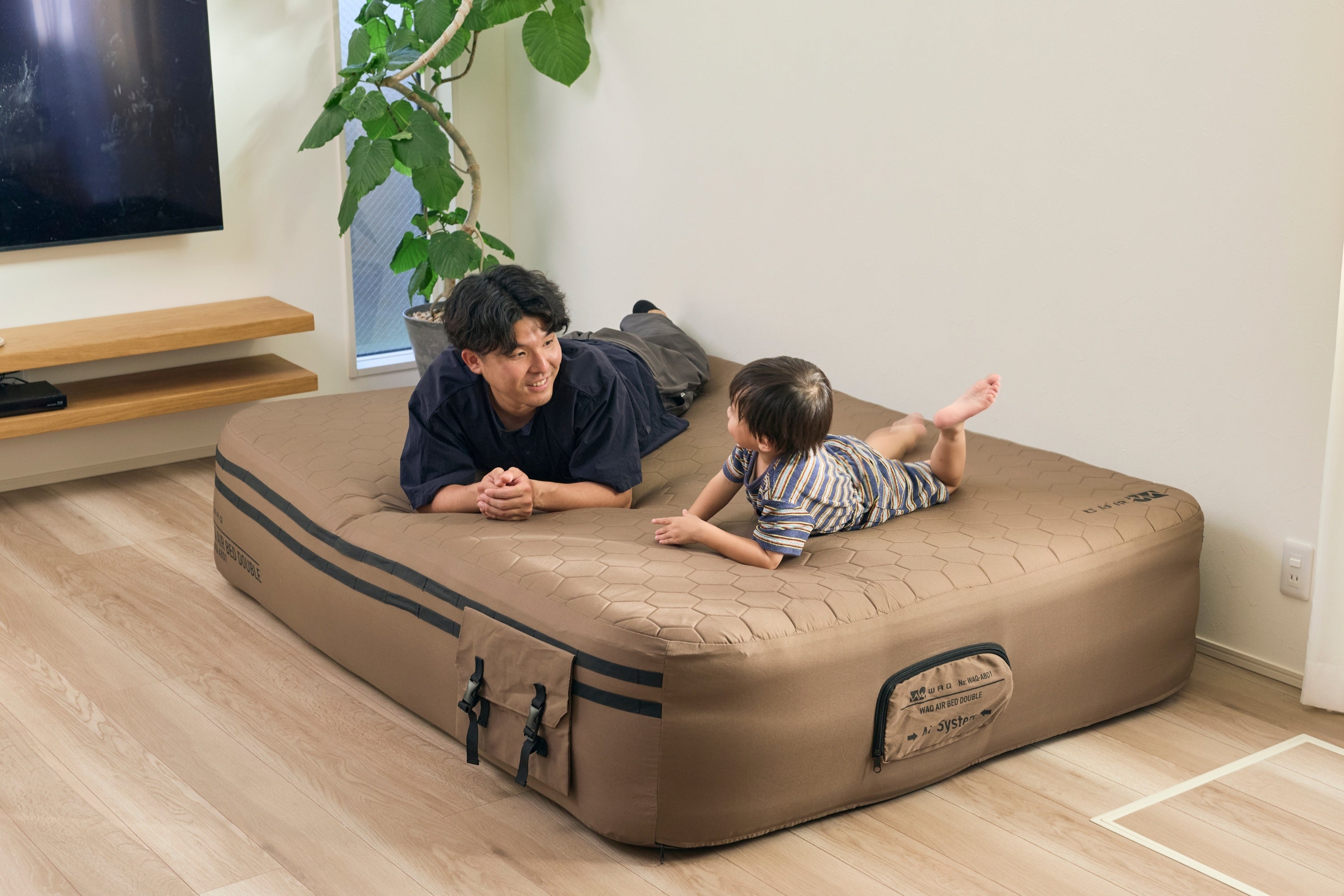 AIR BED Doubleコヨーテの室内使用イメージ。被写体の利用例が、全員の寝心地や適した人数を保証するものではありません。