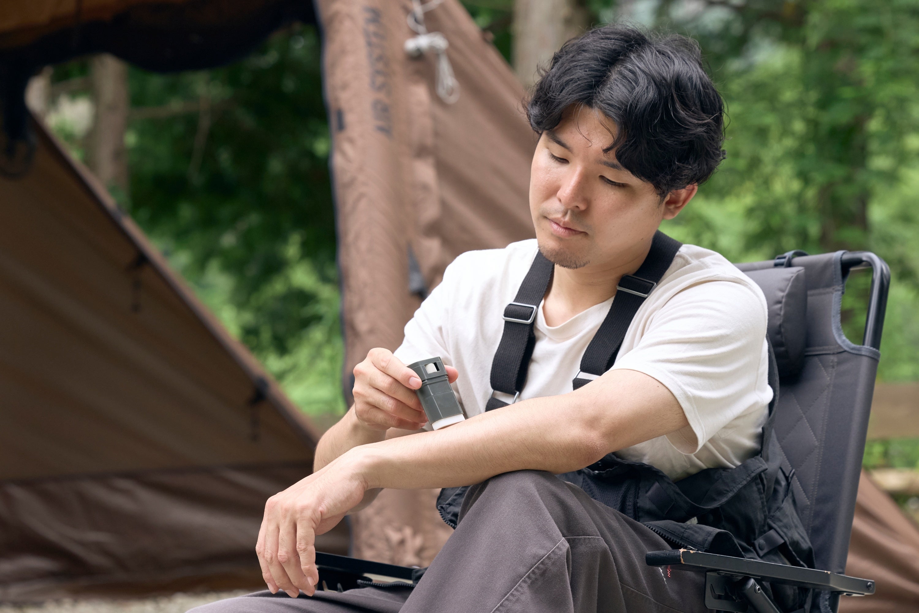 腕へ直接塗るメーカーの使用イメージ。実際の塗布量、塗りむら、効果を検証した写真ではありません。