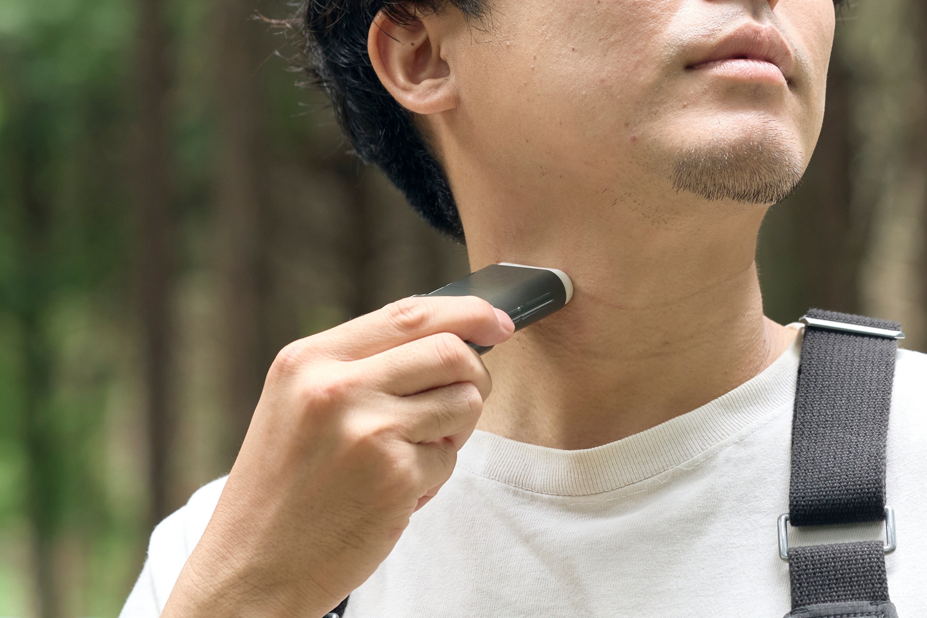 首の周辺で使うメーカーのイメージ写真。敏感肌への適合や、誰にでも刺激がないことを示す写真ではありません。