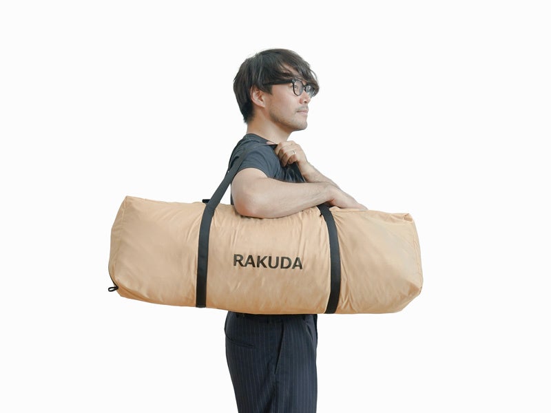 収納袋を肩へかけたメーカーの携行例。製品重量は約9.5kg、収納状態は約23×80×23cmという仕様で判断します。