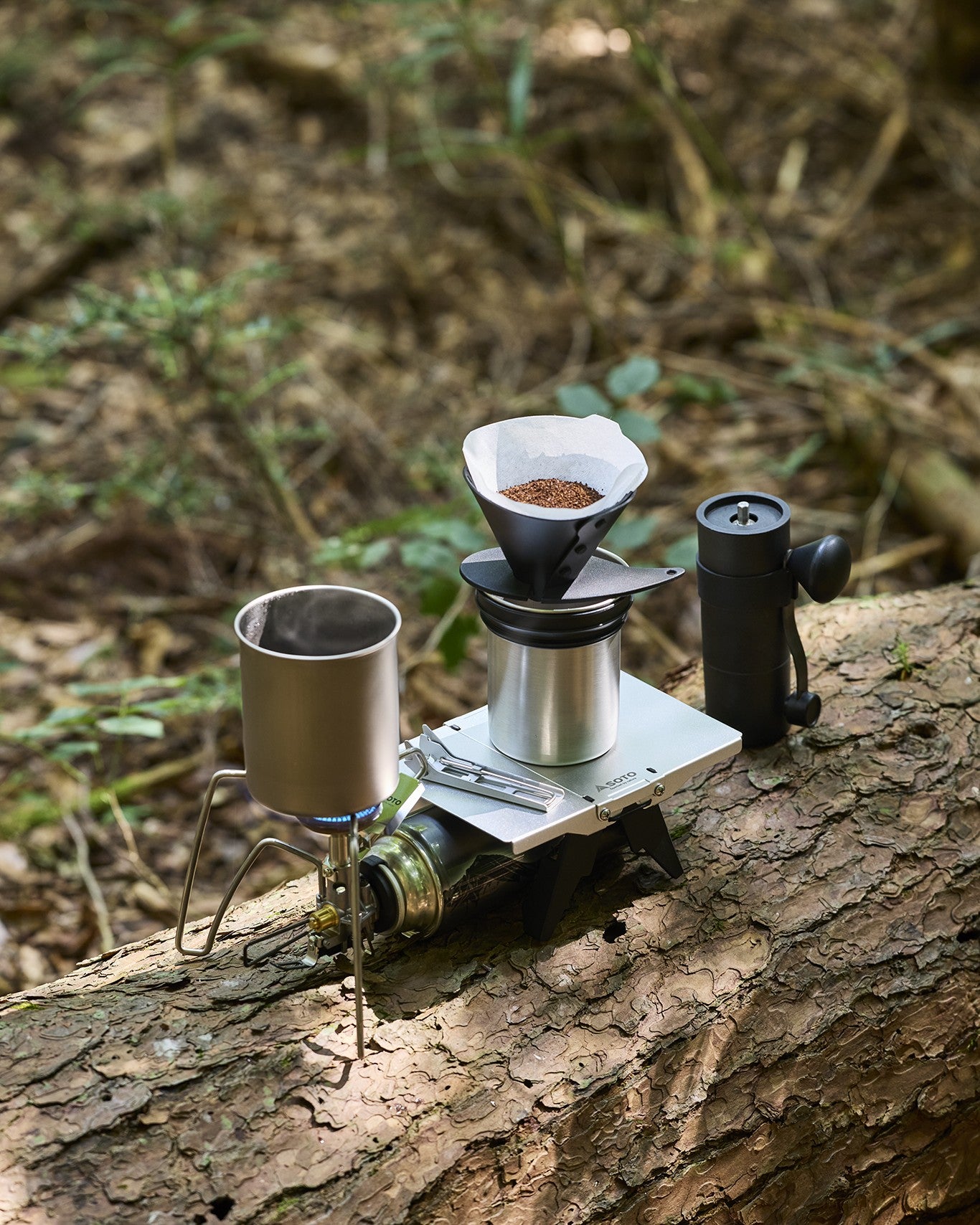 屋外で飲み物を用意する公式店の使用例。テーブル・ドリッパー・燃焼器具などは別商品です。