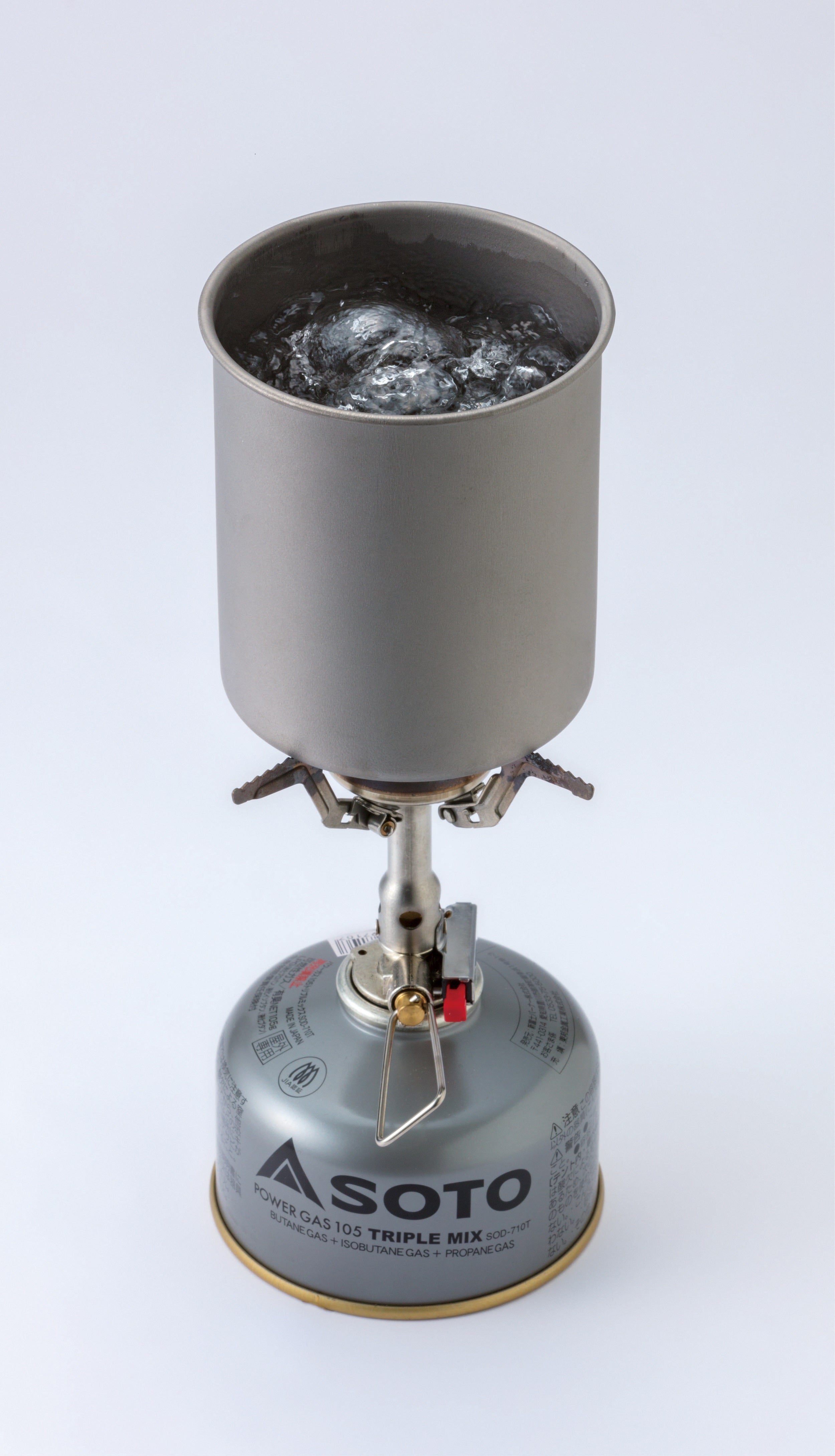 マグ400で湯を沸かすメーカーの使用例。ストーブと燃料缶は本品に付属しません。
