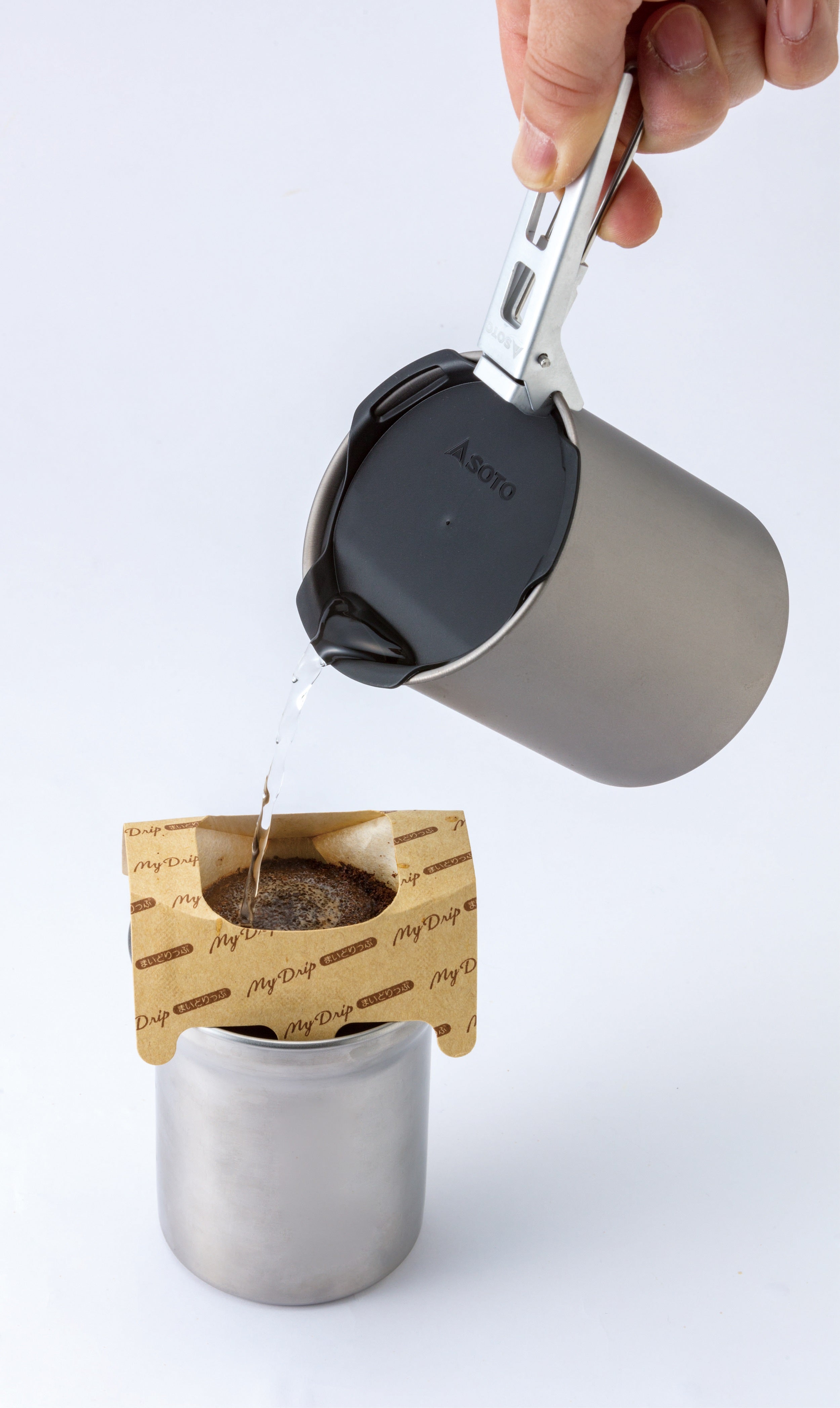 湯を注ぐ使用例。ドリッパー・コーヒー用品やストーブは付属品ではありません。