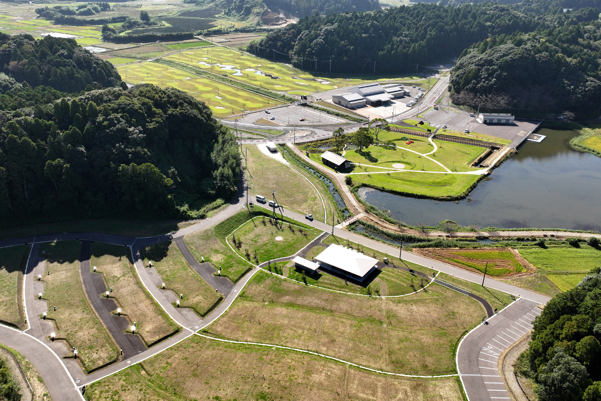 発表元が公園紹介として配布した全景。水辺と芝地、園路などが見えます。各キャンプ区画の寸法・設備や、11月7日の設営状況を示す実測資料ではありません。